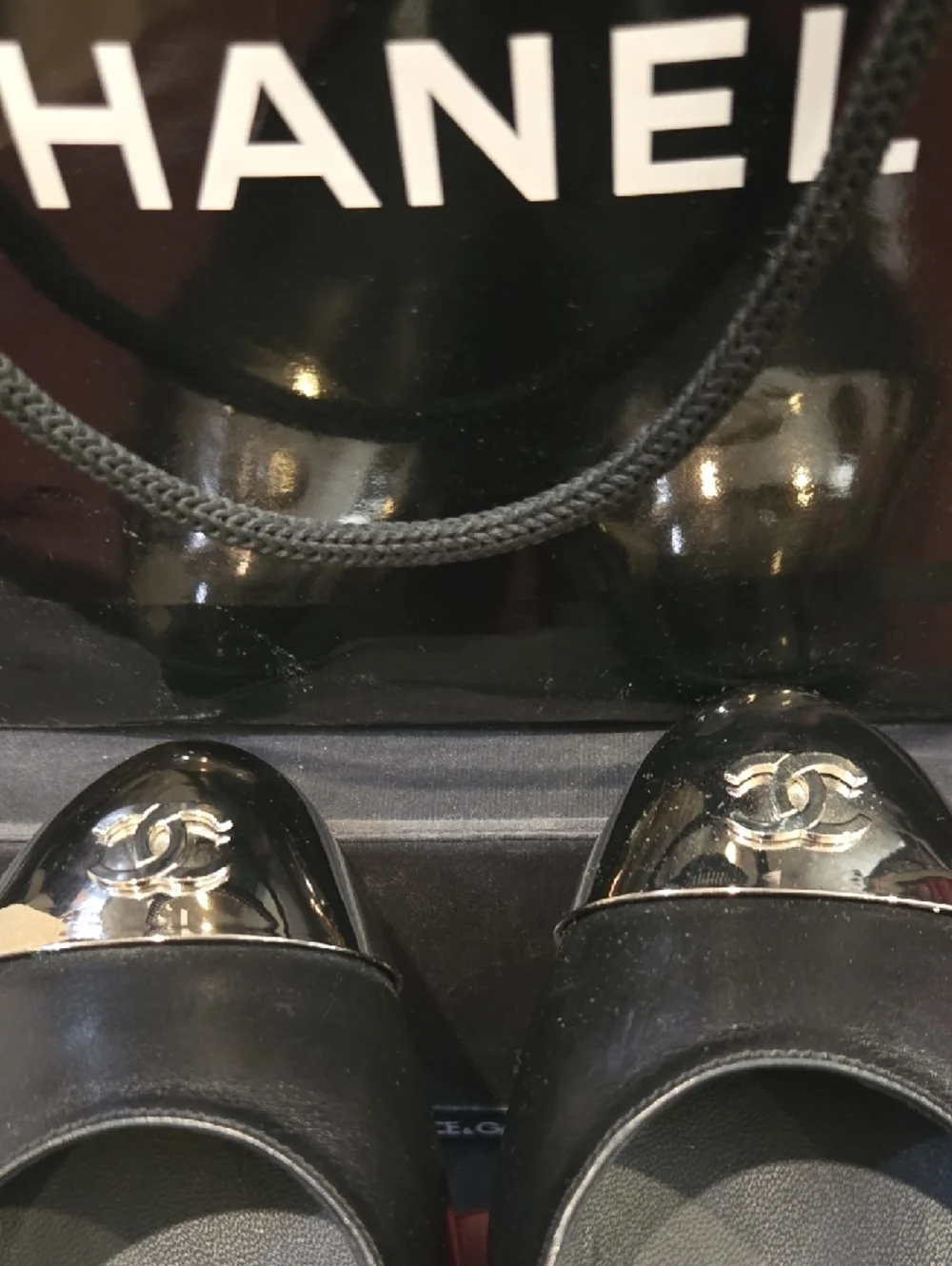 CHANEL Black Leather Women's Flats - Classic Round Toe - Picture 15 of 16